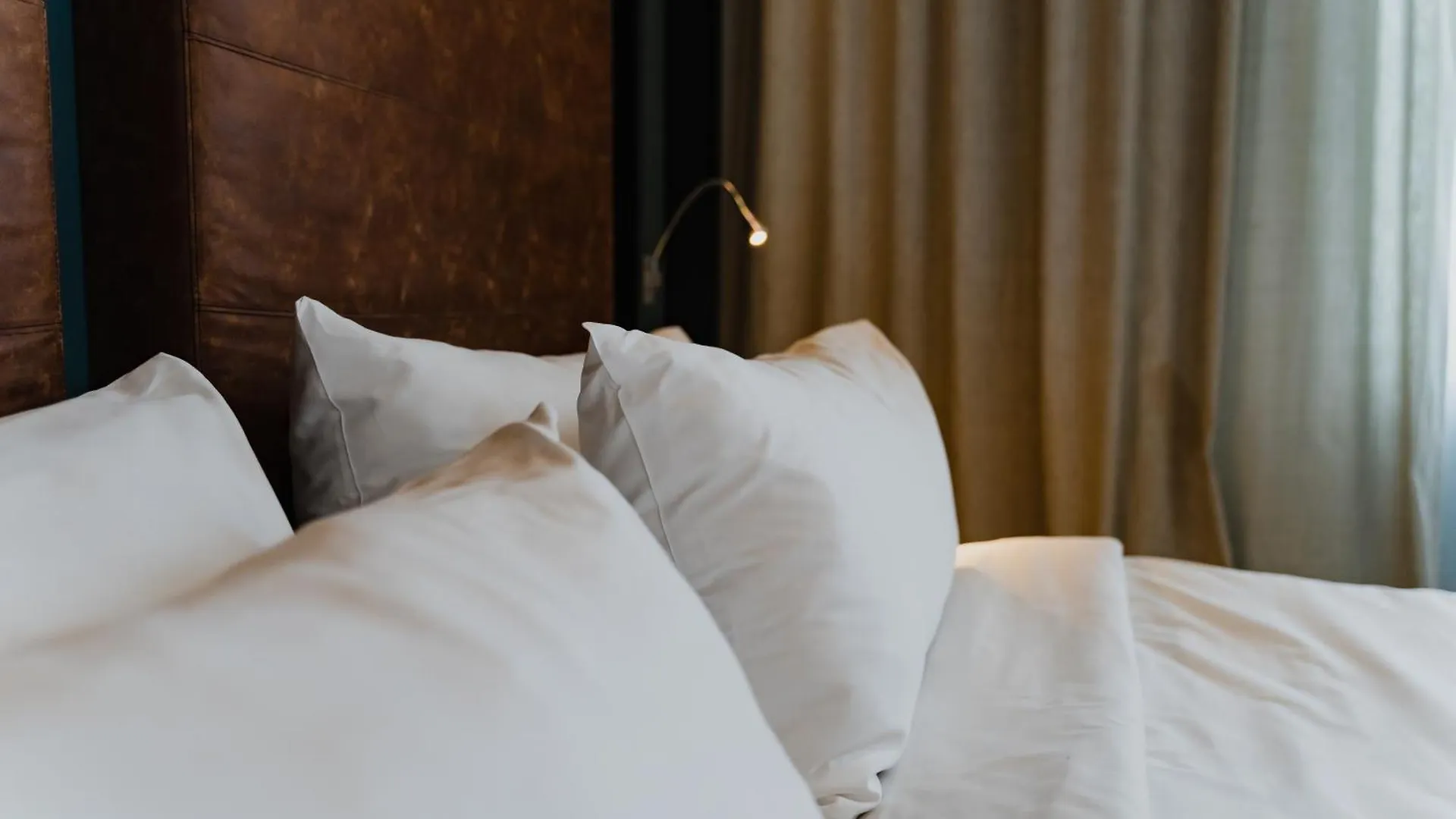 Hotel De Hallen Amsterdam 4*,